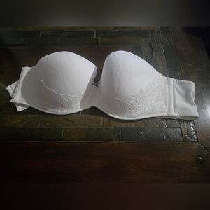 46DDD Cacique White Strapless Bra , Lacey Pattern, Small Bow In Middle. Padded.